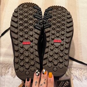 Vans Women's Gore-Tex cold weather hiking/ athletic Shoes